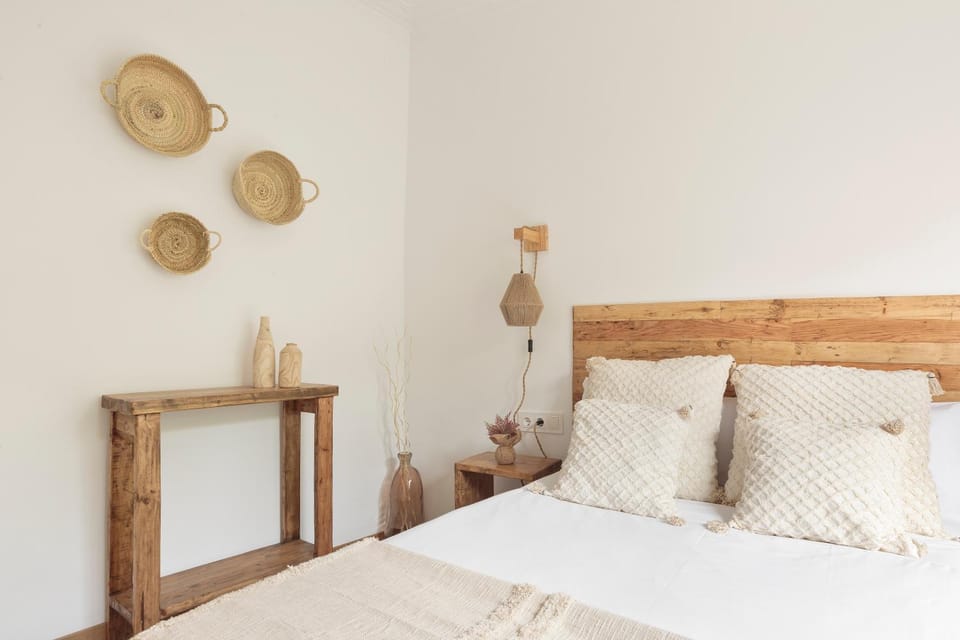 Bed, Photo of the whole room, Decorative detail, Bedroom, internet, towels, wardrobe, air conditioner