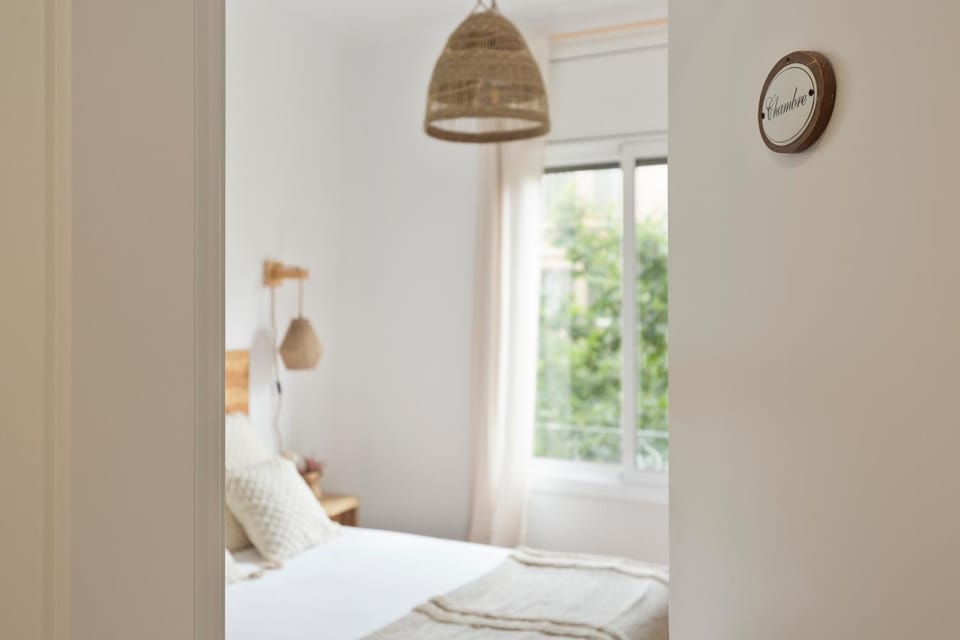Bed, Photo of the whole room, Bedroom, City view, Street view, internet, towels, air conditioner