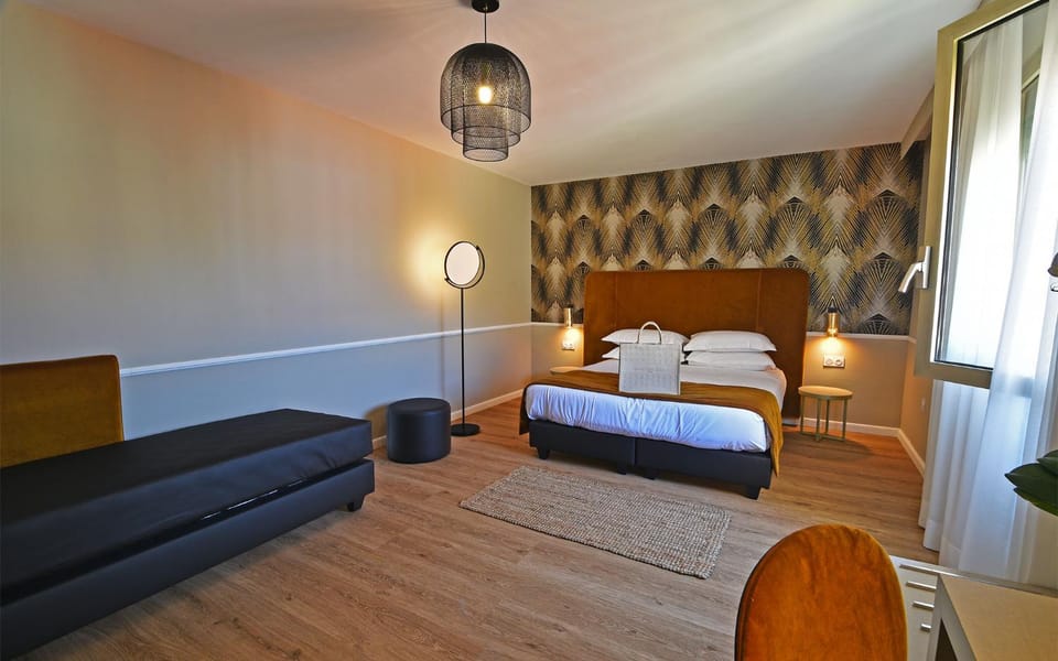 Bed, Photo of the whole room, Seating area, Bedroom