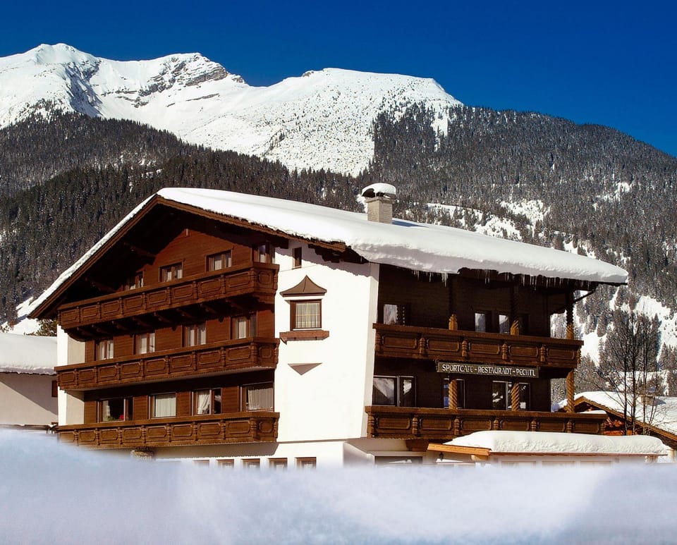 Facade/entrance, Winter, Mountain view