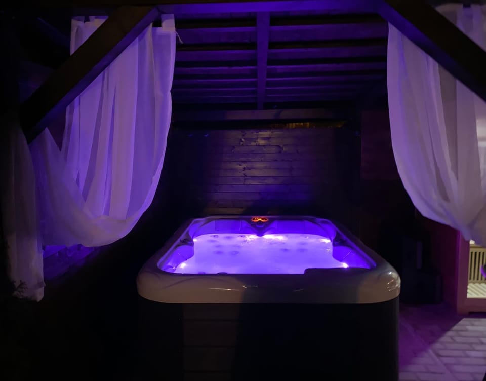 Hot Tub, Spa and wellness centre/facilities