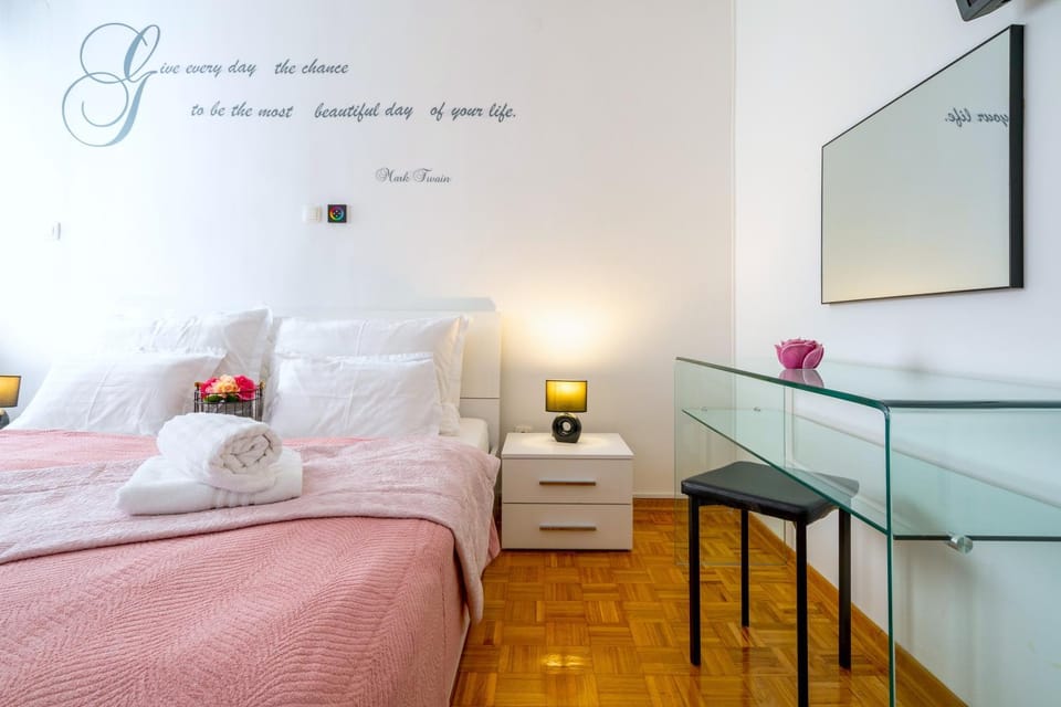Photo of the whole room, Bedroom, hair dresser
