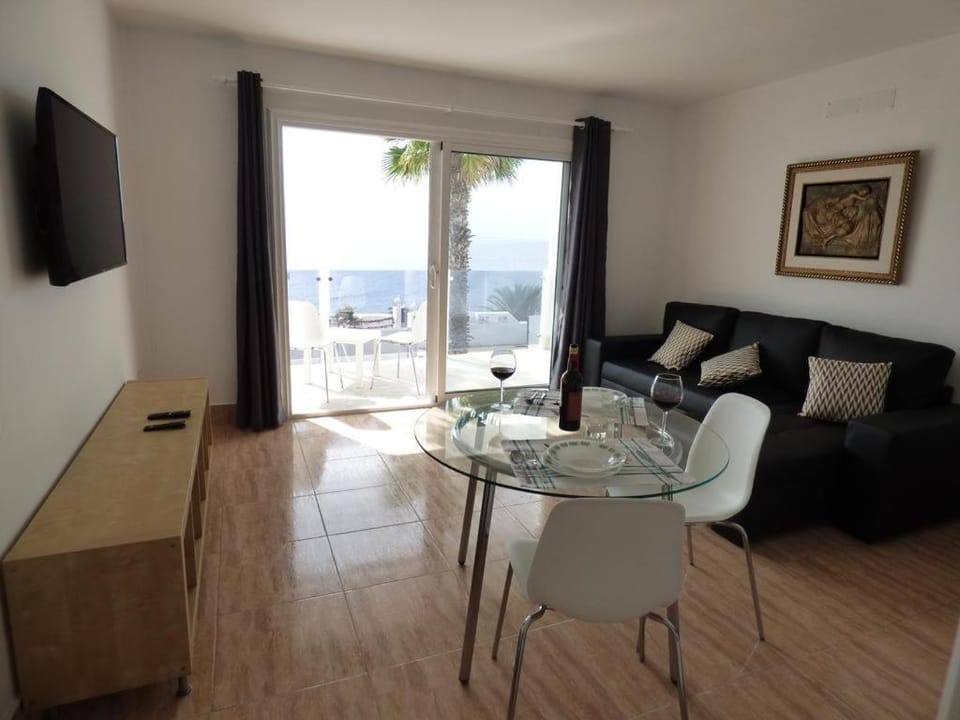Living room, Decorative detail, Seating area, Dining area, Sea view