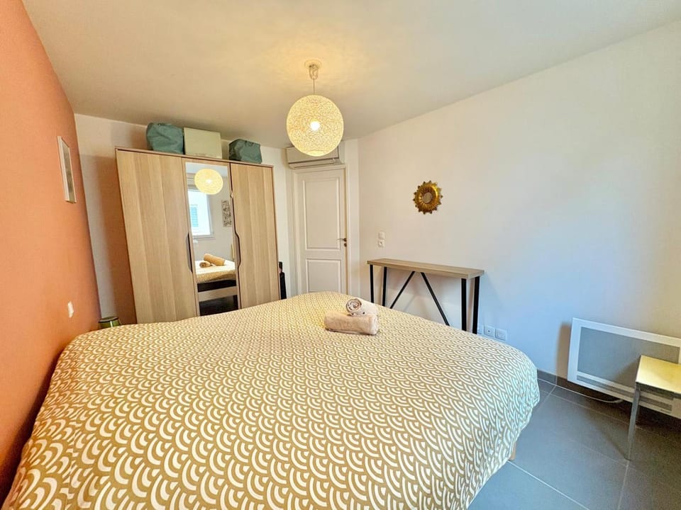 Photo of the whole room, Bedroom