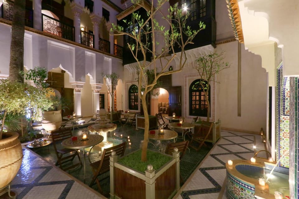 Restaurant/places to eat, Internal: Not applicable to any particular room