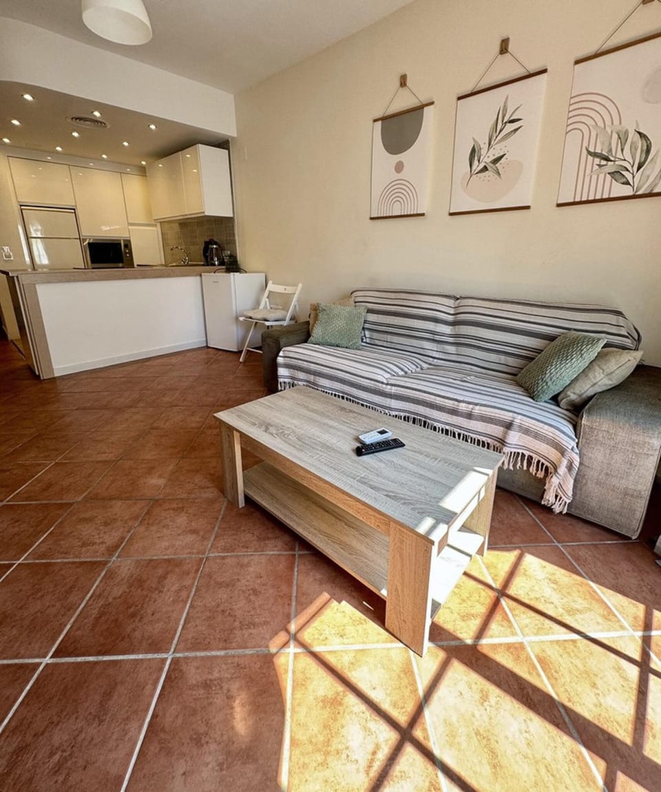 Day, TV and multimedia, Coffee/tea facilities, Balcony/Terrace, Kitchen or kitchenette, Living room, Seating area, Dining area, microwave, oven, stove, toaster, kitchen, air conditioner
