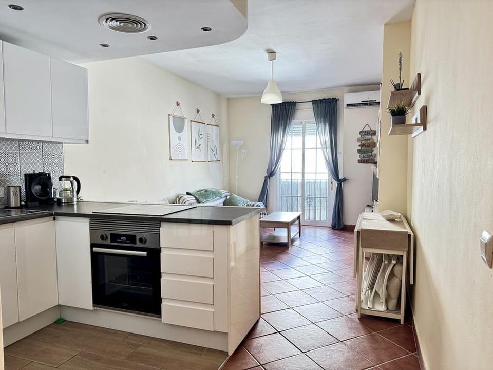 Coffee/tea facilities, Balcony/Terrace, Living room, Seating area, Dining area, heating, oven, stove, kitchen, air conditioner