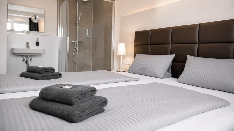 Bed, Bathroom, Photo of the whole room, Bedroom, towels