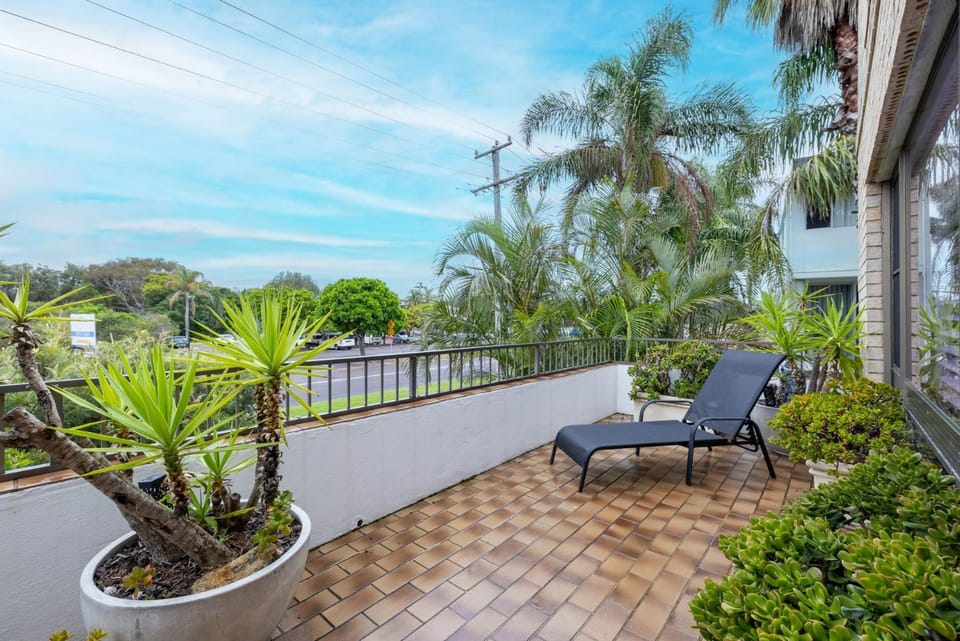 14 The Dunes large unit with pool tennis court and directly across from Fingal beach Apartment in Fingal Bay