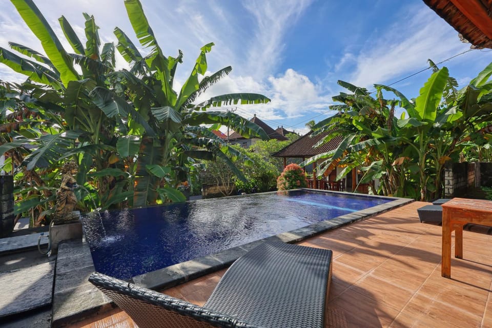 Pool view, Swimming pool, sunbed