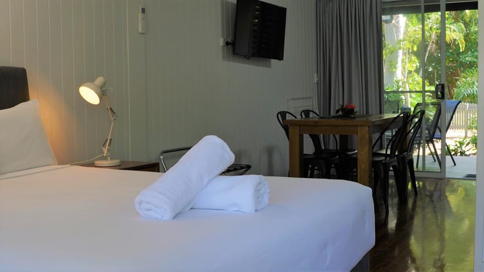 Bed, Dining area