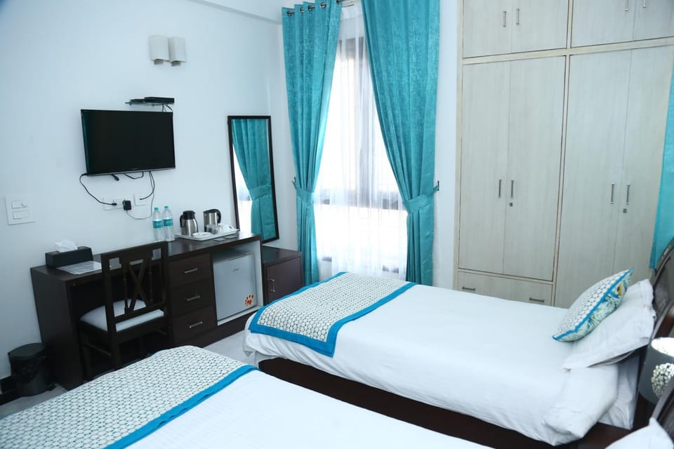 Bed, TV and multimedia, Photo of the whole room, Bedroom