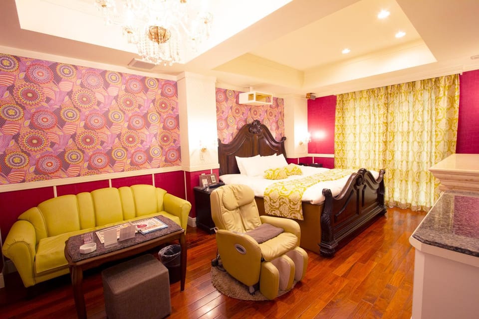 Bed, Massage, Living room, Photo of the whole room