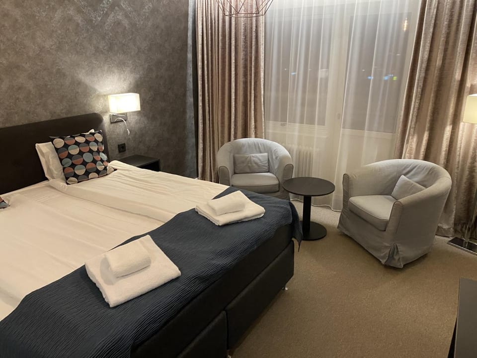 Bed, Photo of the whole room, Seating area, Bedroom