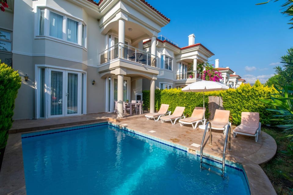Property building, Spring, Garden, Garden view, Swimming pool, sunbed