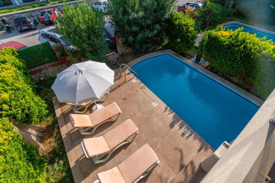 Bird's eye view, Swimming pool, Parking