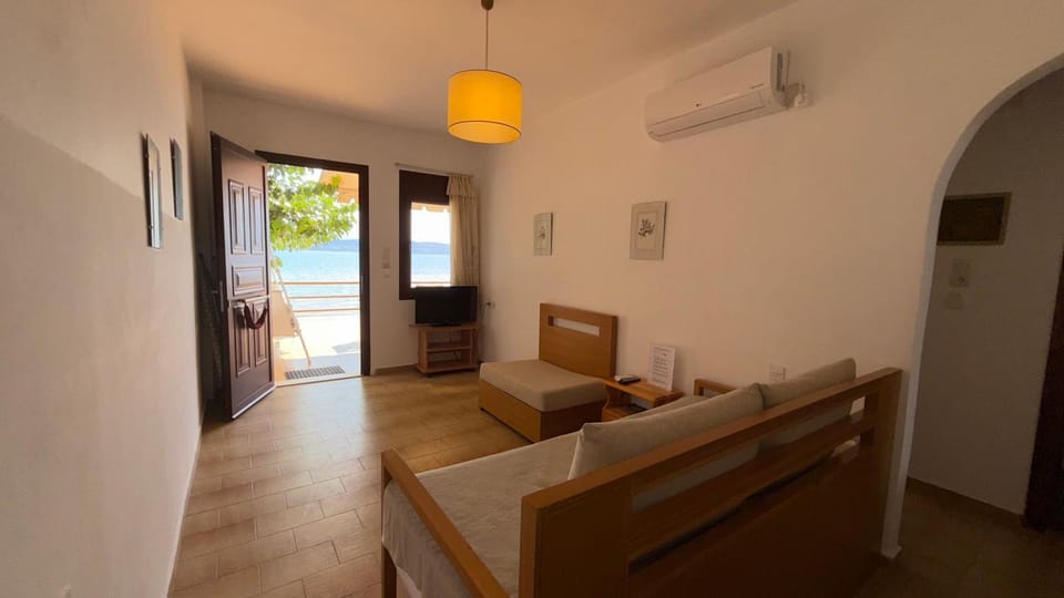 Alekos Beach Houses-Waters Edge Apartment in Cephalonia