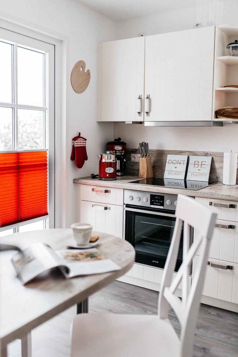 Coffee/tea facilities, Kitchen or kitchenette, dishwasher, oven, stove, toaster