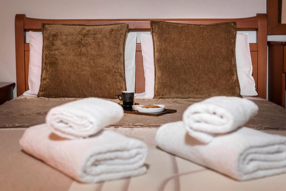 Bed, Bedroom, towels