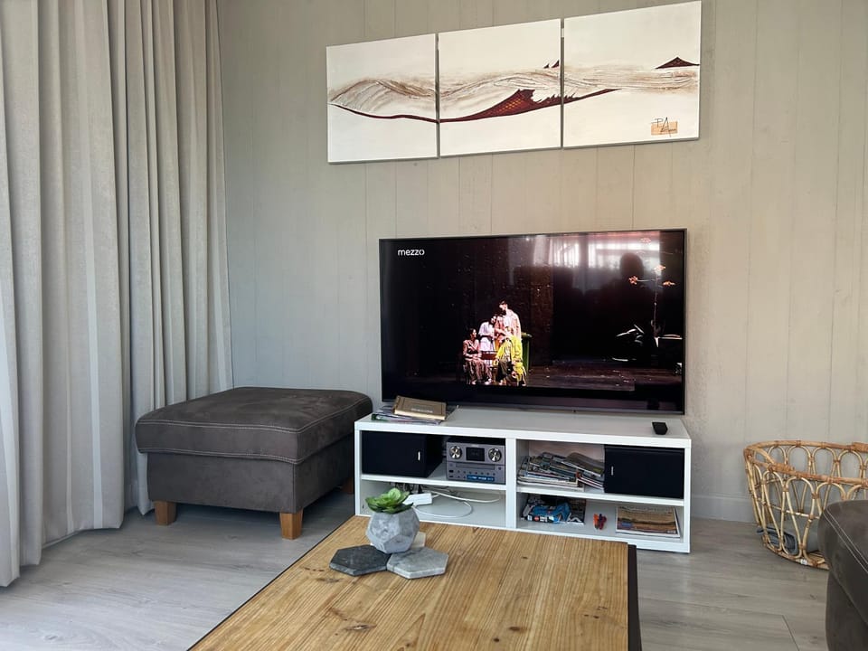 Communal lounge/ TV room, TV and multimedia, Living room, Seating area