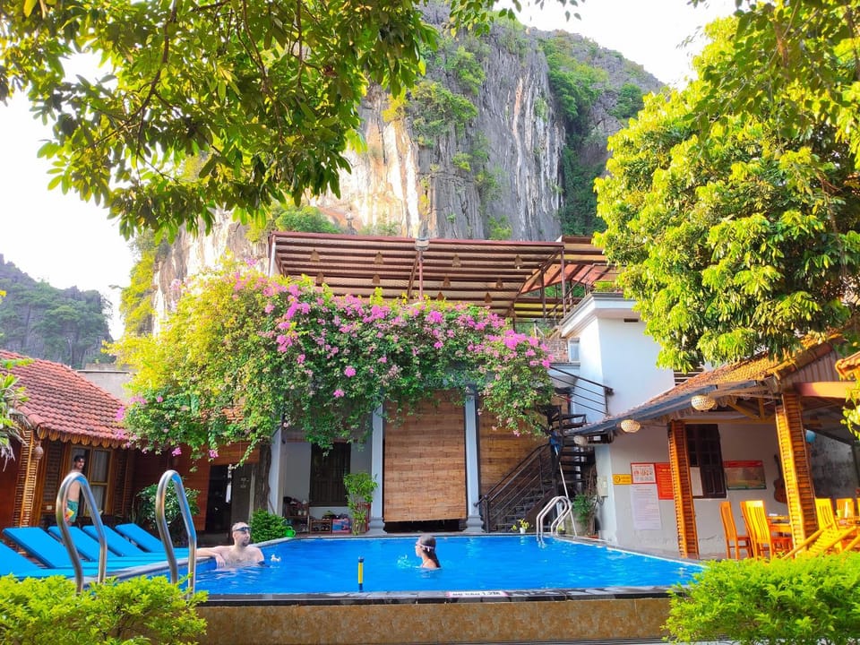 Property building, Day, Natural landscape, Mountain view, Swimming pool, sunbed