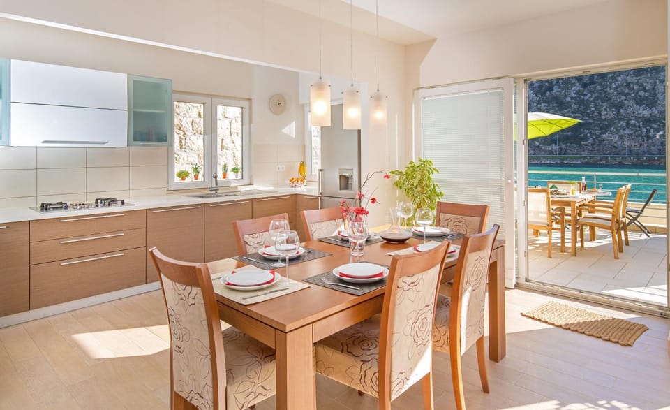 Kitchen or kitchenette, Dining area, Sea view