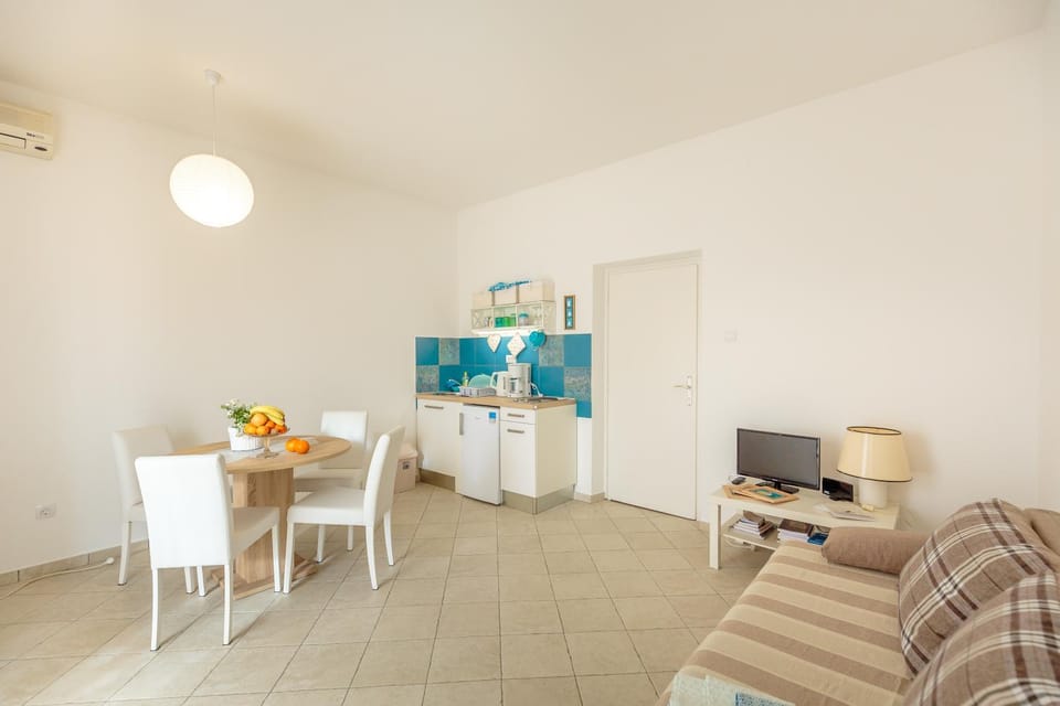 TV and multimedia, Kitchen or kitchenette, Living room, Seating area, Dining area