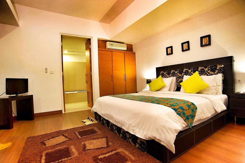 Photo of the whole room, Swimming pool