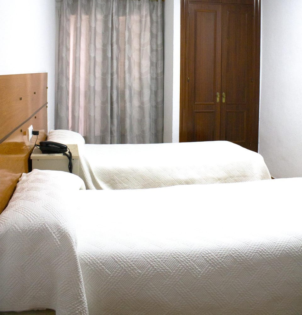Bathroom, TV and multimedia, locker, wardrobe, air conditioner