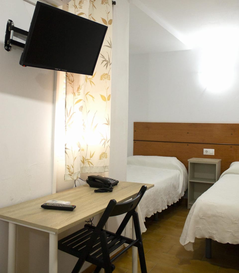 Bathroom, TV and multimedia, locker, air conditioner