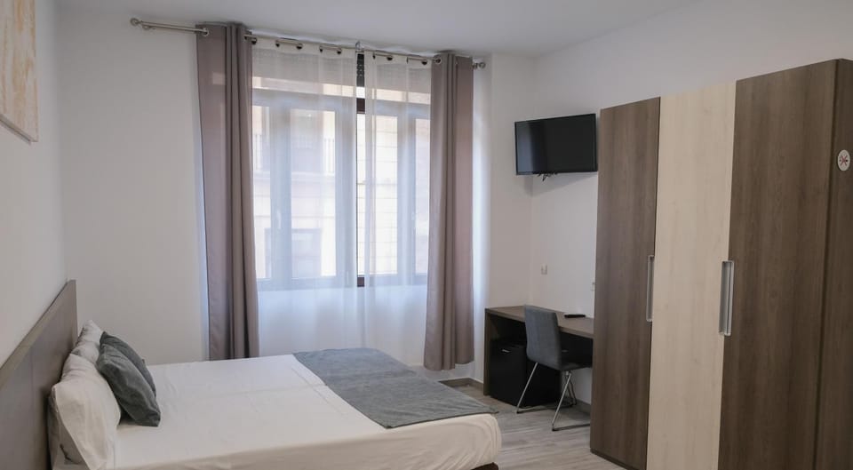 Bed, TV and multimedia, Seating area, Bedroom, wardrobe