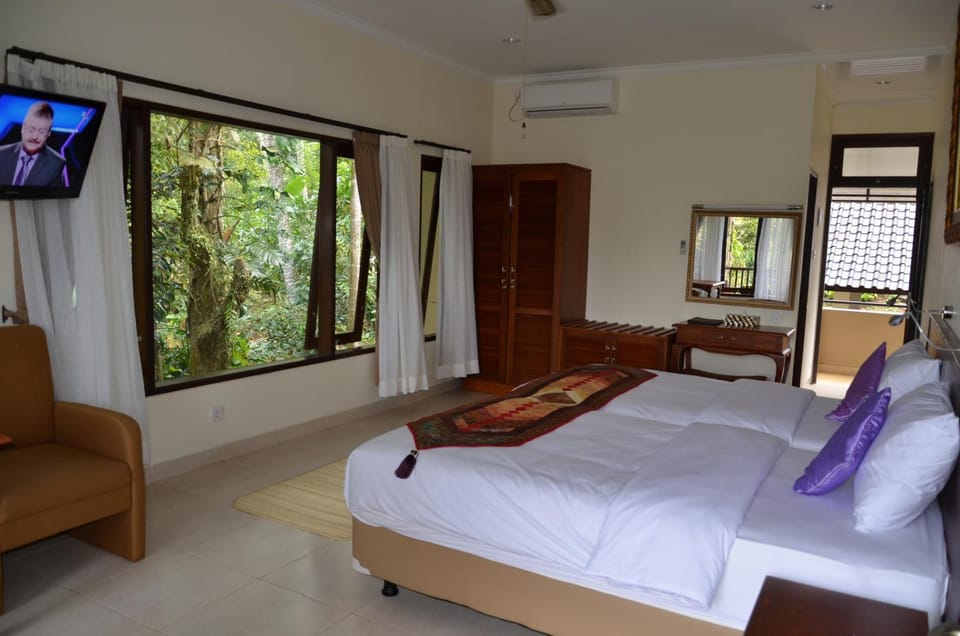 Property building, Bed, Living room, Photo of the whole room, air conditioner