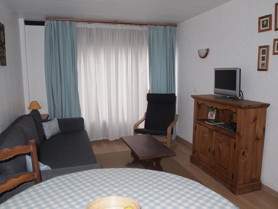 Bed, Living room