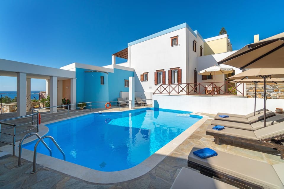Patio, Pool view, Swimming pool, sunbed