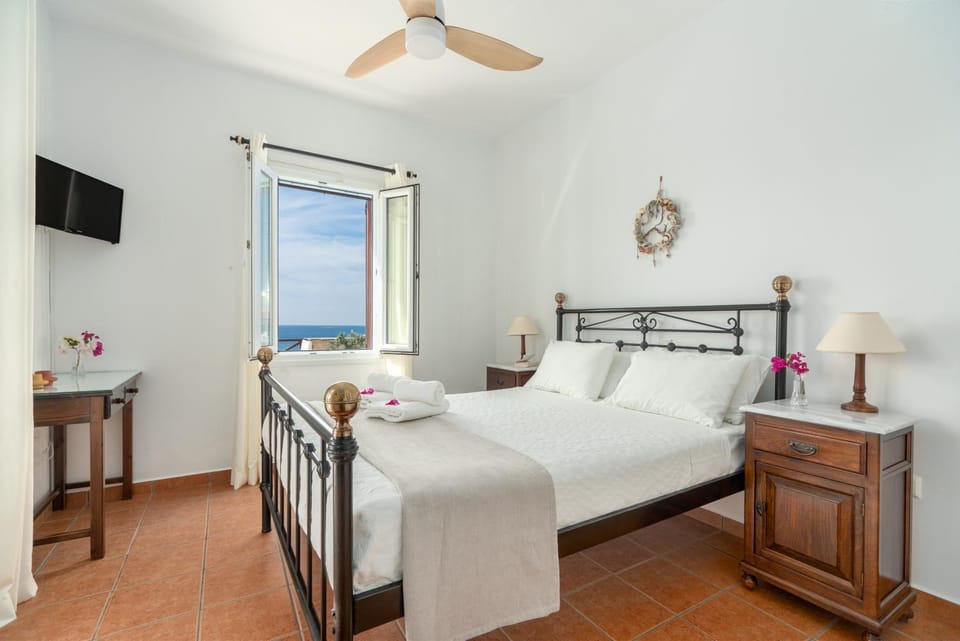 Photo of the whole room, Bedroom, Sea view