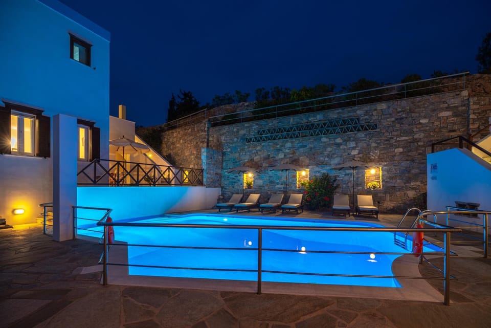 Swimming pool, sunbed