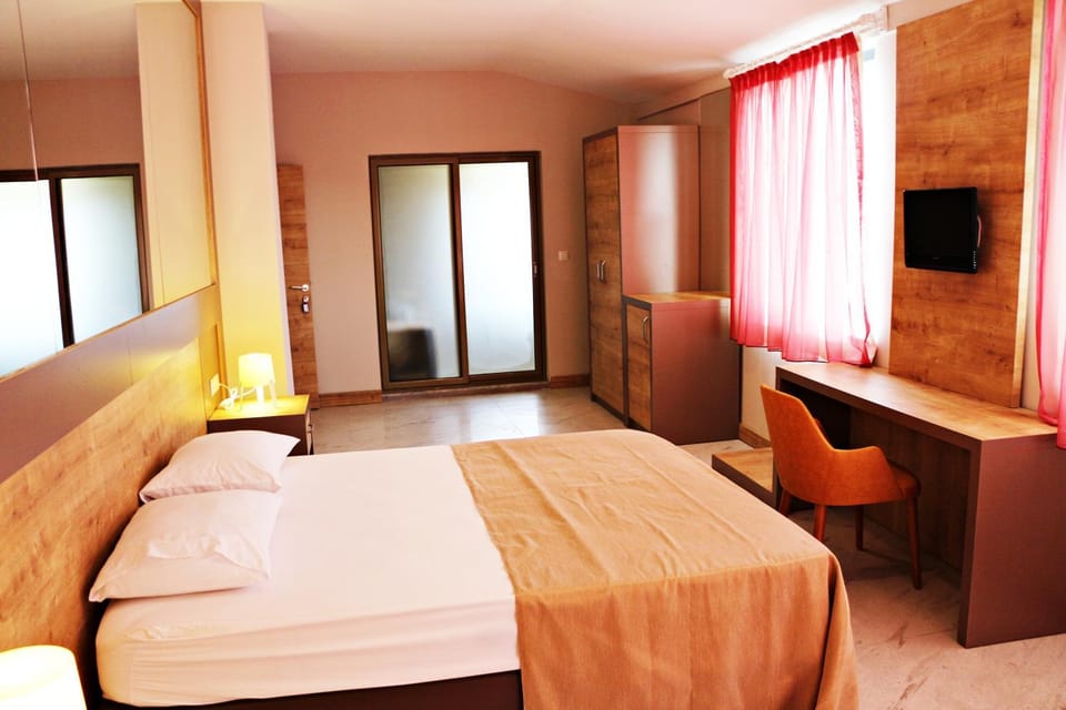 Bed, TV and multimedia, Photo of the whole room, Bedroom, hair dresser
