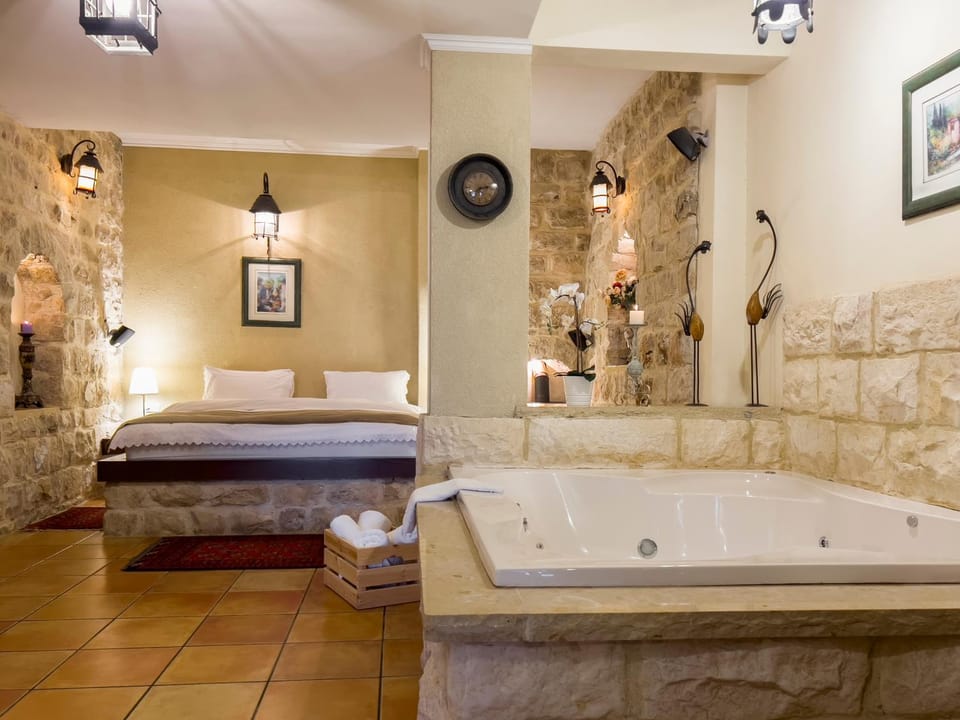 Hot Tub, Living room, Bedroom