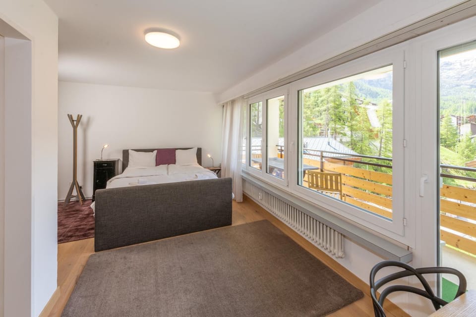 Bedroom, Mountain view