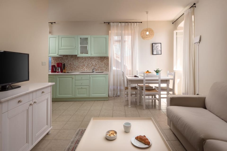 Kitchen or kitchenette, Living room, Seating area, Dining area