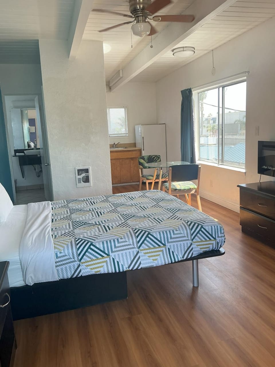 Bed, Kitchen or kitchenette, Photo of the whole room, Bedroom, City view, fireplace