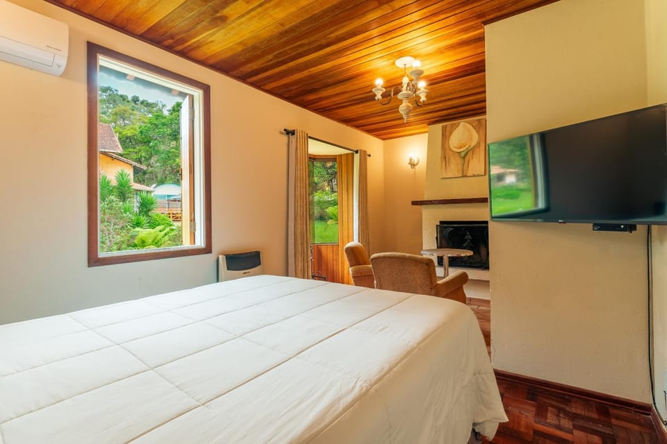 Bed, TV and multimedia, Bedroom