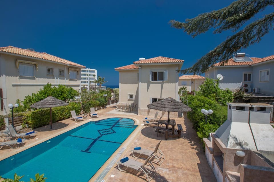 Garden, Seating area, Swimming pool, Swimming pool