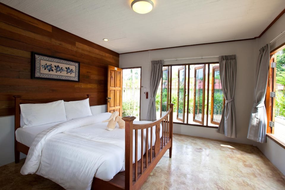 Bed, Garden view, Pool view
