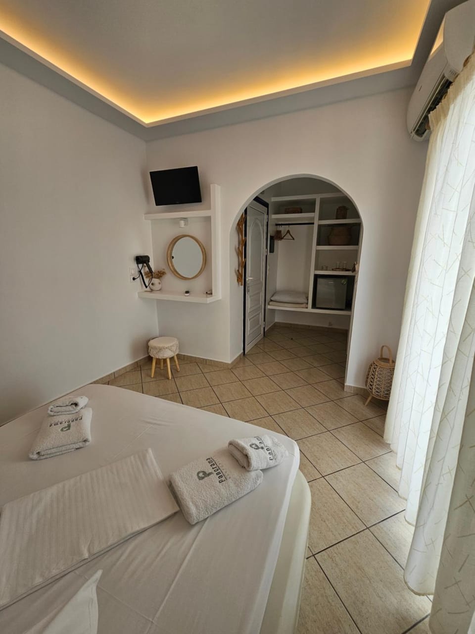 Bed, TV and multimedia, Bedroom, towels