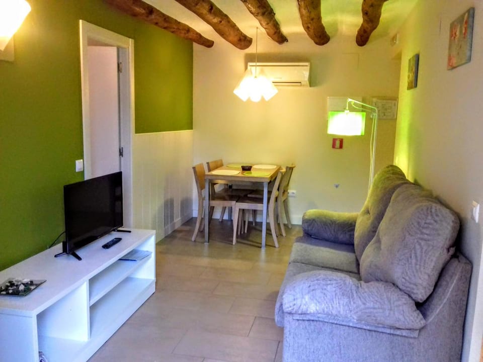 TV and multimedia, Seating area, Dining area, air conditioner