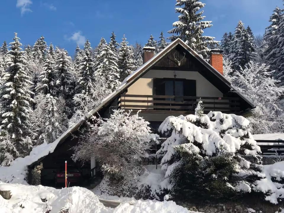 Property building, Day, Natural landscape, Winter, Mountain view