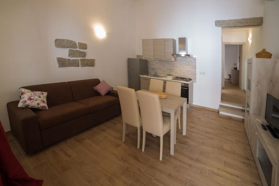 TV and multimedia, Kitchen or kitchenette, Living room, Seating area, Dining area, stove