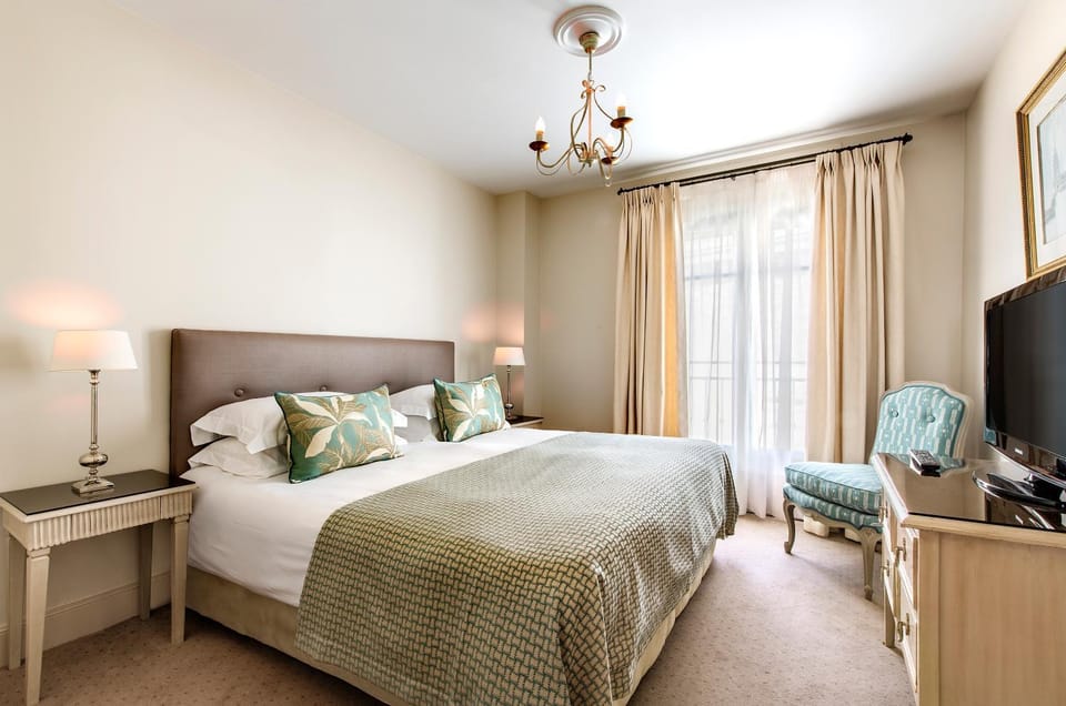 Bed, TV and multimedia, Photo of the whole room, Bedroom