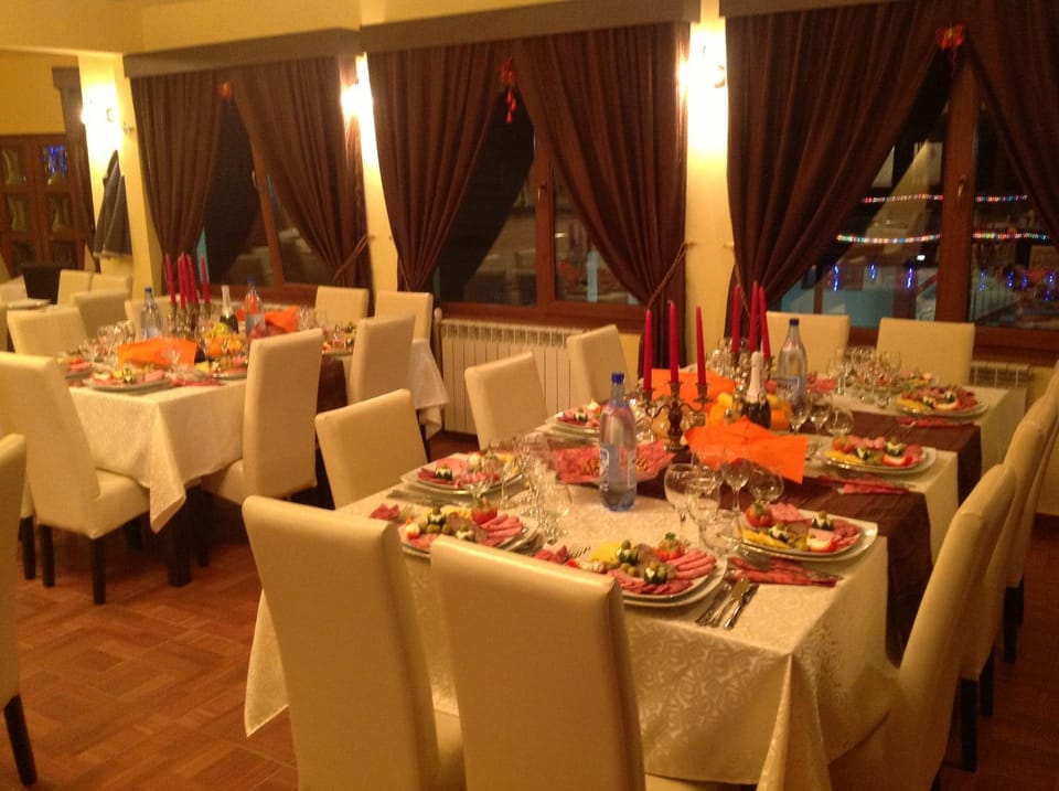 Restaurant/places to eat, Food close-up, Living room, Food and drinks, Food, Meals, Lunch, Dinner, Drinks, Alcoholic drinks, Non alcoholic drinks